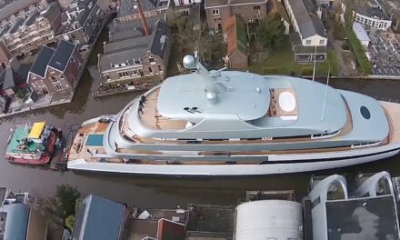 Χλιδάτο γιοτ προσπαθεί να διασχίζει μία μικρή ολλανδική πόλη – Περνάει ξυστά από γέφυρες(vid)