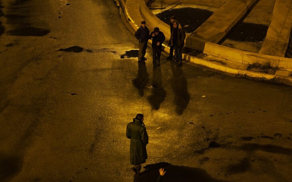 10 χρόνια χωρίς τον Θ. Αγγελόπουλο: Έκθεση με αδημοσίευτες φωτογραφίες μάς μεταφέρει στο «πλατό» της τελευταίας ανολοκλήρωτης ταινίας του