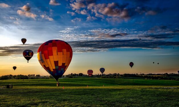 Ανακαλύπτουν τις ομορφιές της Ελλάδας πετώντας… με αερόστατο