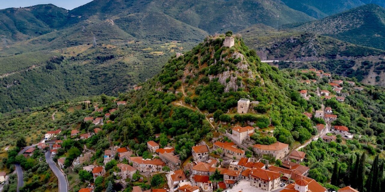 Καρύταινα: Ένα μεσαιωνικό χωριό με επιβλητική αρχοντιά