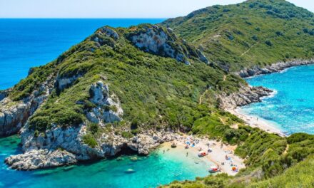 Telegraph: Αυτό το ελληνικό νησί είναι στους καυτούς προορισμούς το 2022