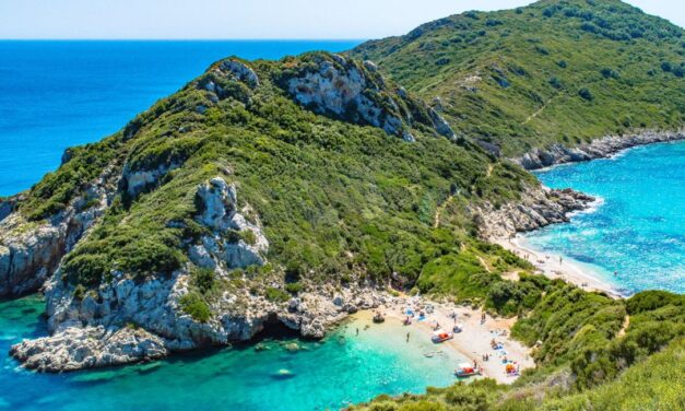 Telegraph: Αυτό το ελληνικό νησί είναι στους καυτούς προορισμούς το 2022