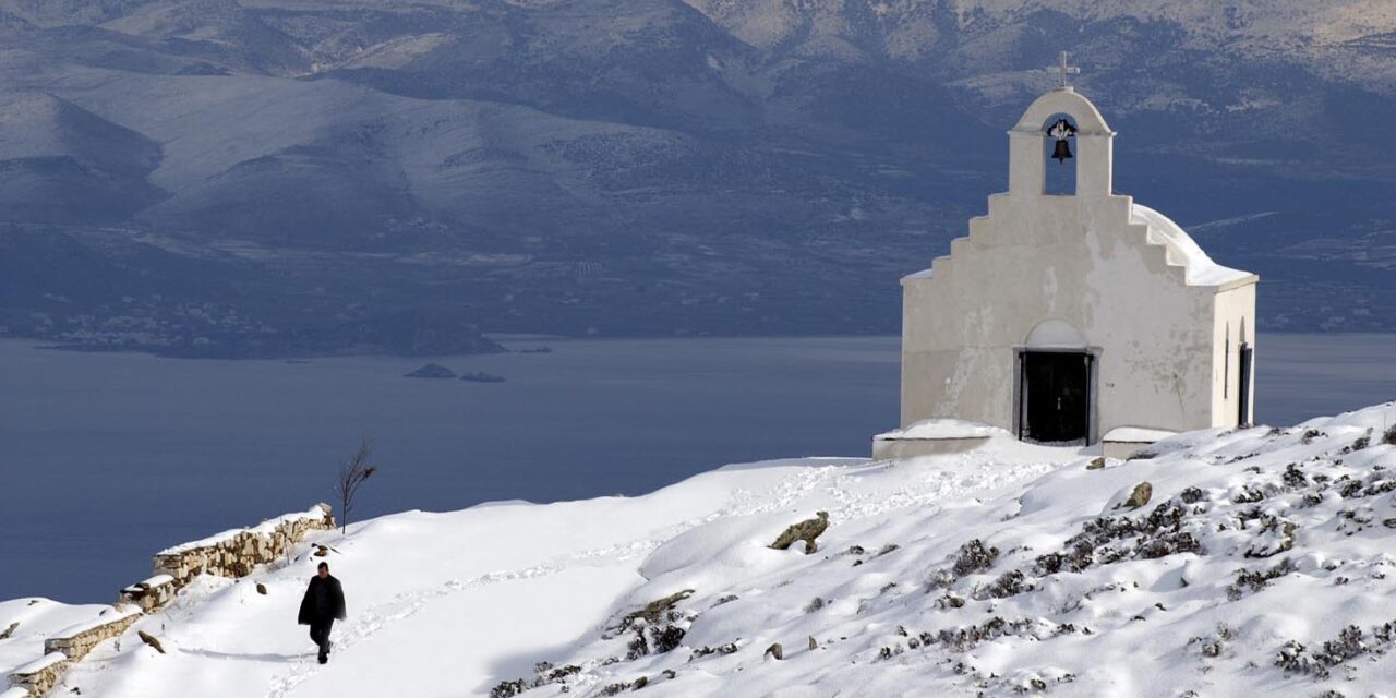 Ο γύρος των Κυκλάδων μέσα από 10 χιονισμένες φωτογραφίες