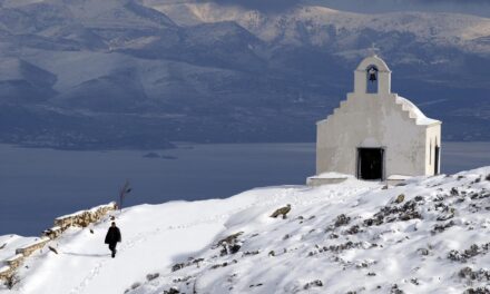 Ο γύρος των Κυκλάδων μέσα από 10 χιονισμένες φωτογραφίες