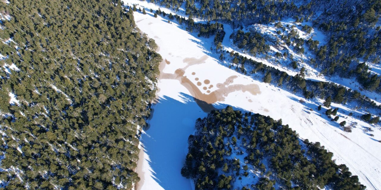 Η επιβλητική Ζήρεια και η παγωμένη λίμνη Δασίου (video)