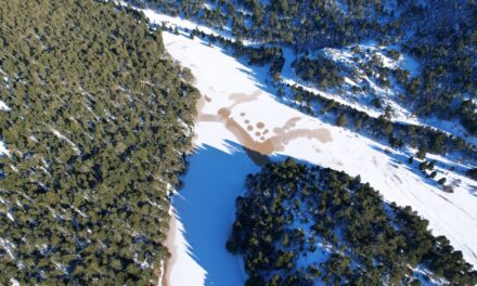 Η επιβλητική Ζήρεια και η παγωμένη λίμνη Δασίου (video)