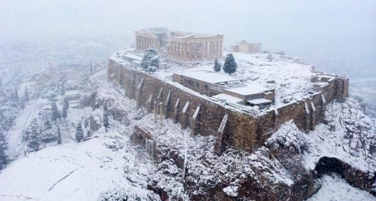 Η “Ελπίδα” έντυσε στα λευκά την Ακρόπολη (Βίντεο)
