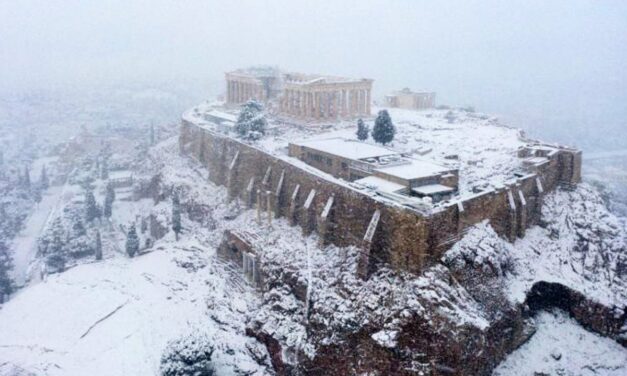 Η “Ελπίδα” έντυσε στα λευκά την Ακρόπολη (Βίντεο)