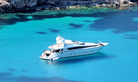 Παγκόσμια πρωταθλήτρια στις ναυλώσεις θαλαμηγών η Ελλάδα το 2022