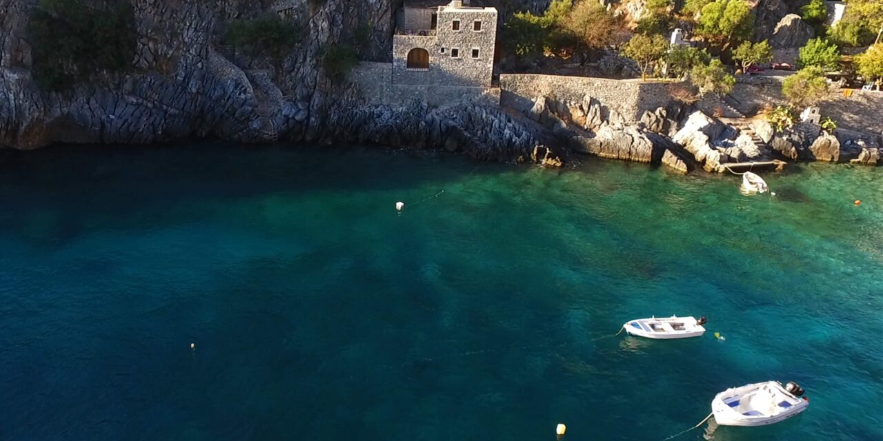 Το εντυπωσιακό χωριό της Μάνης που πρωταγωνίστησε στον διεθνές κινηματογράφο