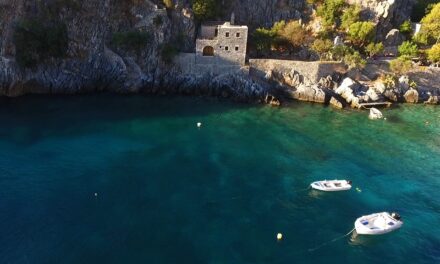 Το εντυπωσιακό χωριό της Μάνης που πρωταγωνίστησε στον διεθνές κινηματογράφο