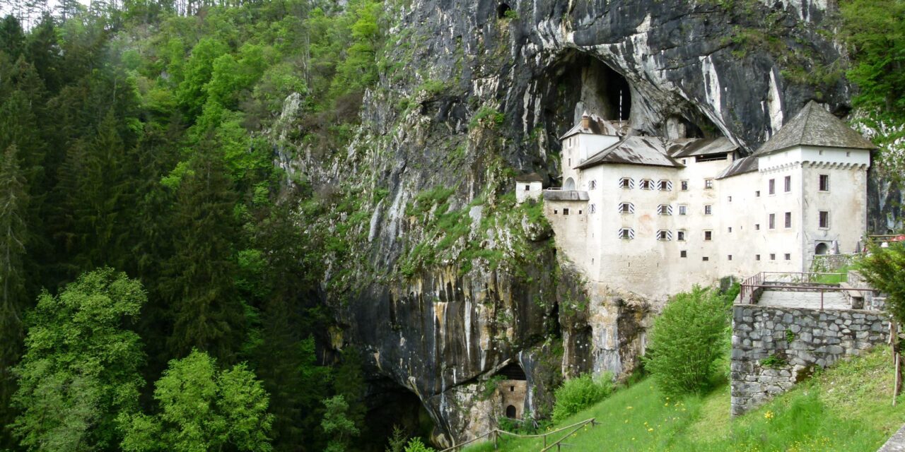 Predjama: Το μεγαλύτερο κάστρο του κόσμου που βρίσκεται σε σπηλιά – Η συναρπαστική ιστορία του