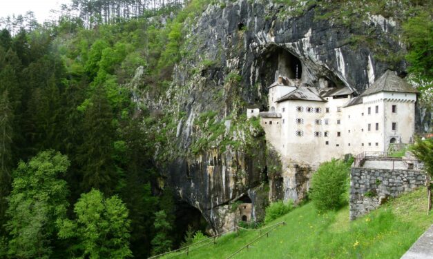 Predjama: Το μεγαλύτερο κάστρο του κόσμου που βρίσκεται σε σπηλιά – Η συναρπαστική ιστορία του