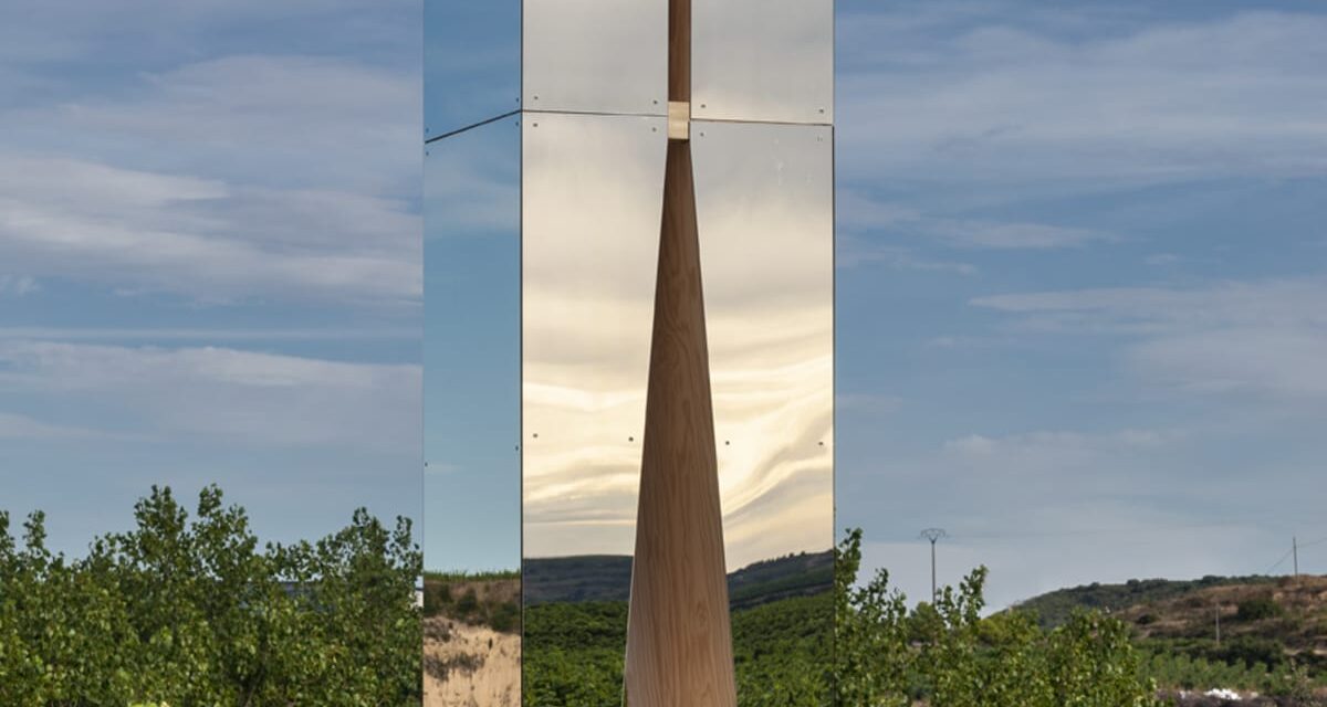 Ισπανία: Ένας πύργος καλυμμένος από καθρέφτες στην “καρδιά”  ενός αμπελώνα
