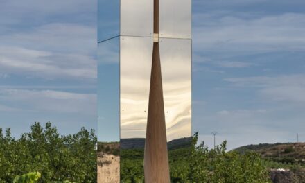 Ισπανία: Ένας πύργος καλυμμένος από καθρέφτες στην “καρδιά”  ενός αμπελώνα