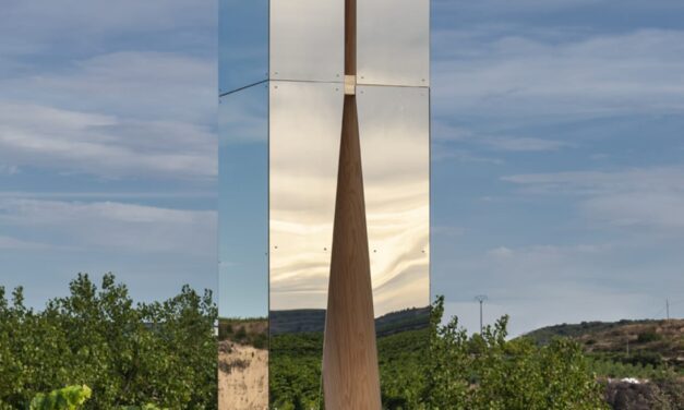 Ισπανία: Ένας πύργος καλυμμένος από καθρέφτες στην “καρδιά”  ενός αμπελώνα