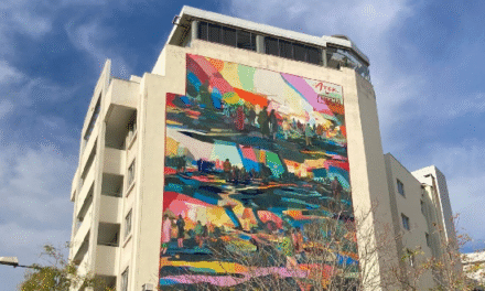 Δήμος Αθηναίων: Η νέα, εντυπωσιακή τοιχογραφία για τη βιωσιμότητα των πόλεων στη «σκιά» της Ακρόπολης