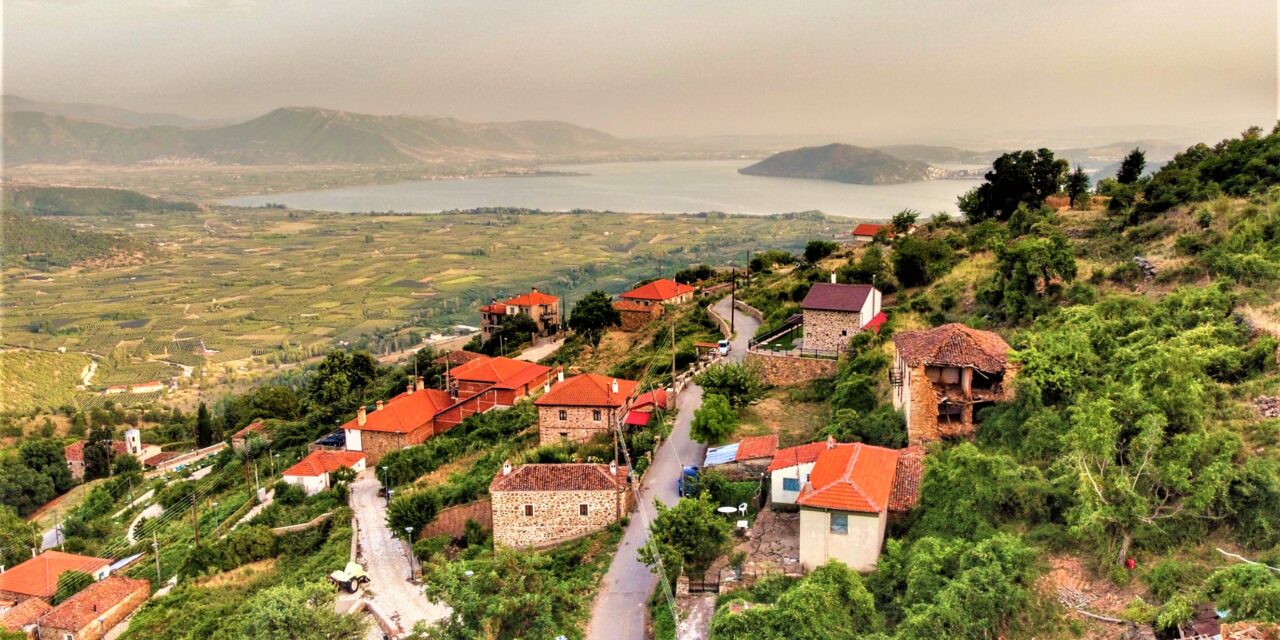 Σιδεροχώρι Καστοριάς: Απομεινάρια του εμφυλίου με φόντο τη λίμνη