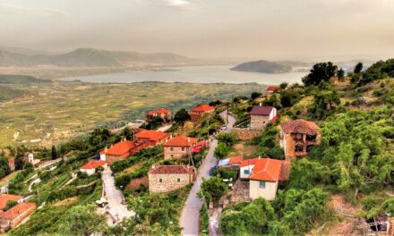 Σιδεροχώρι Καστοριάς: Απομεινάρια του εμφυλίου με φόντο τη λίμνη