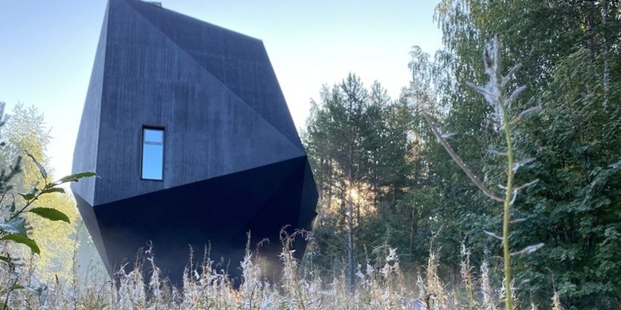 Ένας ντιζαϊνάτος «Μετεωρίτης» αναδύεται σε δάσος της Φινλανδίας