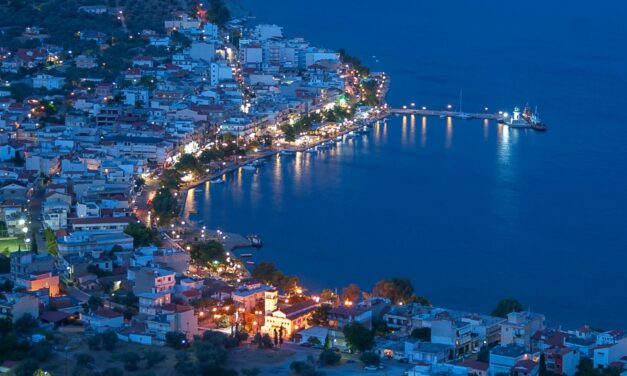 Αντίκυρα: Ένα ψαροχώρι στους πρόποδες… του Παρνασσού!