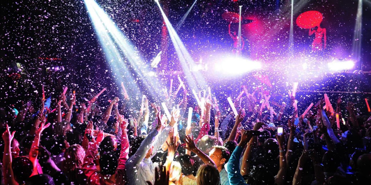 Αυτό το ελληνικό νησί κρατά τα ινία του παγκόσμιου nightlife!