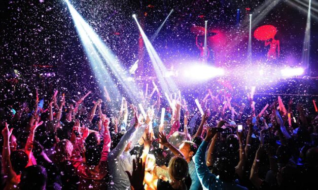 Αυτό το ελληνικό νησί κρατά τα ινία του παγκόσμιου nightlife!