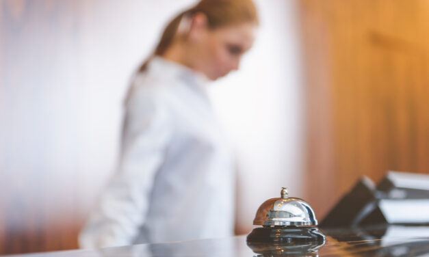 Κικίλιας: Δίνουμε τη δυνατότητα σε Ουκρανούς και ομογενείς να δουλέψουν σε ελληνικά ξενοδοχεία