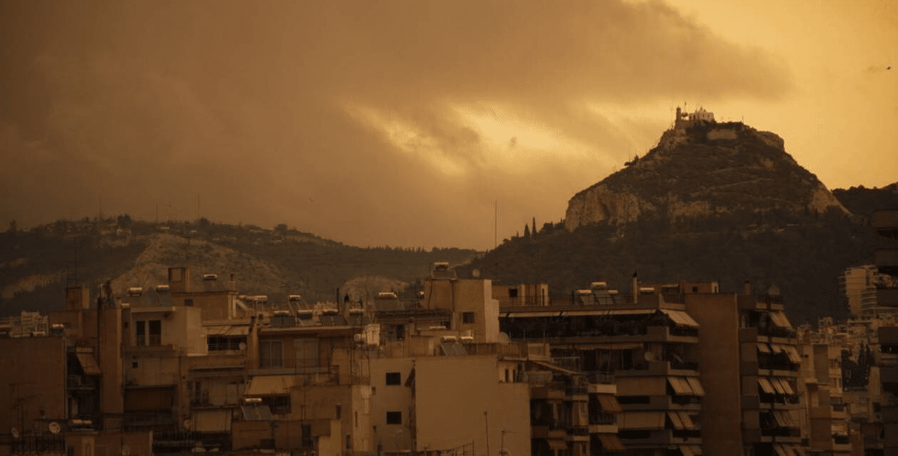 Καιρός: Αποπνικτική η ατμόσφαιρα και σήμερα – Λασποβροχές και αφρικανική σκόνη