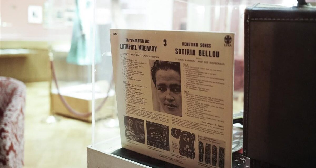 «Ρεμπέτισσες του Ντουνιά»: Μια περφόρμανς του Μ.Χατζηπροκοπίου στο θέατρο Ολύμπια