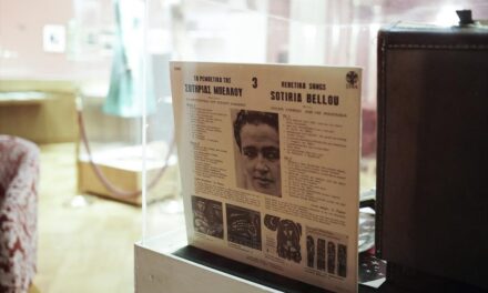 «Ρεμπέτισσες του Ντουνιά»: Μια περφόρμανς του Μ.Χατζηπροκοπίου στο θέατρο Ολύμπια