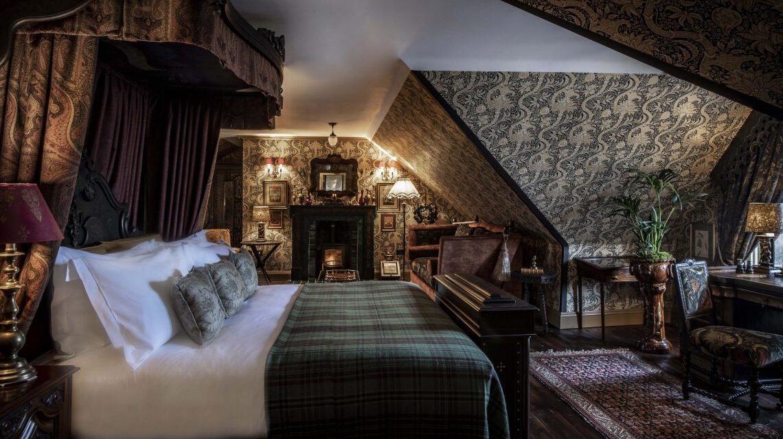 The Fife Arms: Το Σκωτσέζικο ατμοσφαιρικό ξενοδοχείο που θυμίζει το δωμάτιο του Σέρλοκ Χολμς