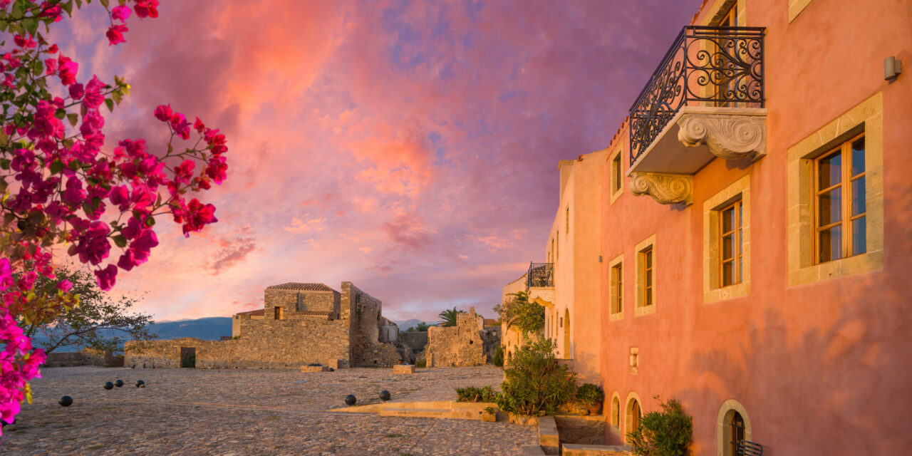 Μονεμβάσια: Περιήγηση στην καστροπολιτεία με τη μοναδική ατμόσφαιρα