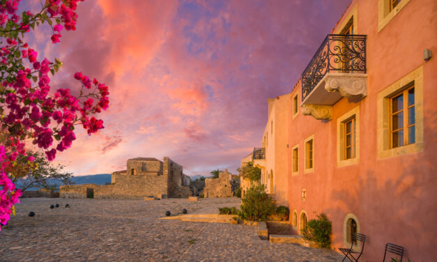 Μονεμβάσια: Περιήγηση στην καστροπολιτεία με τη μοναδική ατμόσφαιρα