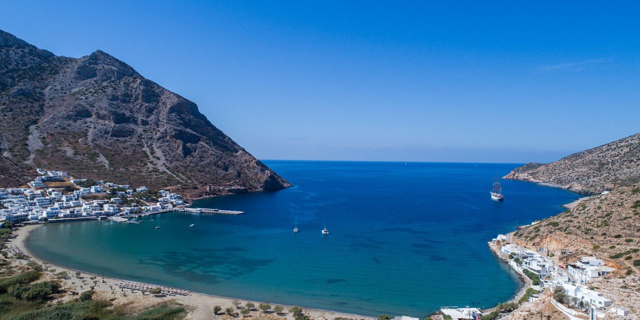 Οι πανέμορφες Καμάρες της Σίφνου με τη χρυσαφένια παραλία (video