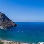 Οι πανέμορφες Καμάρες της Σίφνου με τη χρυσαφένια παραλία (video