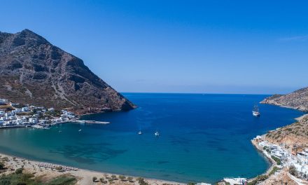 Οι πανέμορφες Καμάρες της Σίφνου με τη χρυσαφένια παραλία (video