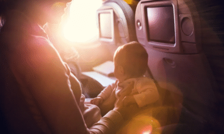 Πρώτη φορά με το μωρό στο αεροπλάνο – Όλα όσα πρέπει να ξέρετε