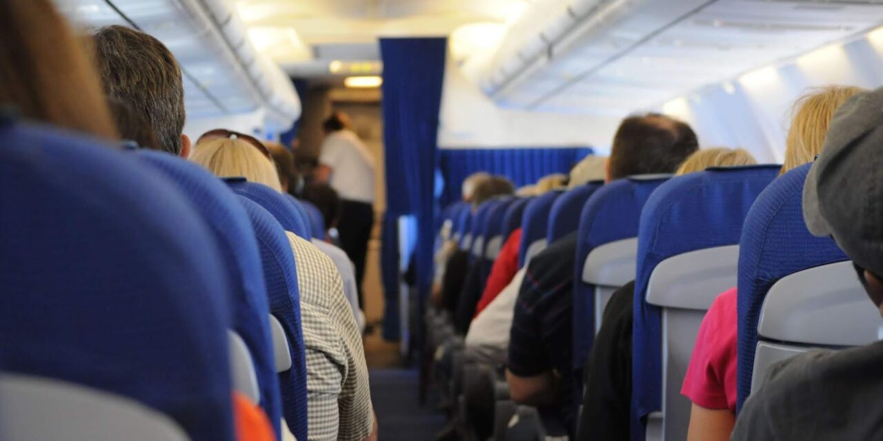 Μία αεροσυνοδός εξηγεί τα 7 πιο συχνά λάθη που κάνουν οι επιβάτες