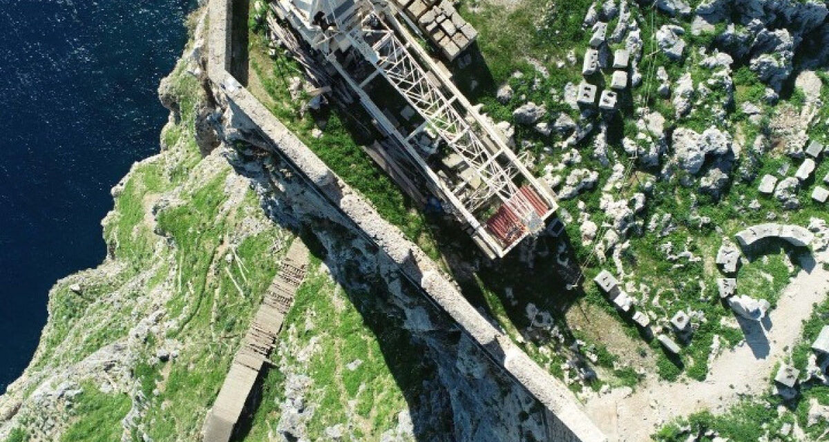 Ανελκυστήρας και διαδρομές κάνουν προσβάσιμο σε ΑμεΑ τον αρχαιολογικό χώρο της Ακρόπολης της Λίνδου