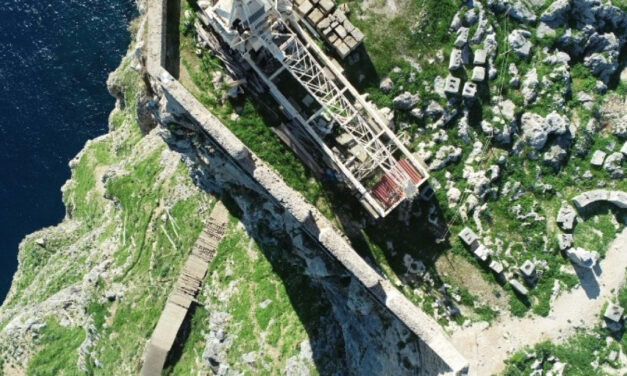 Ανελκυστήρας και διαδρομές κάνουν προσβάσιμο σε ΑμεΑ τον αρχαιολογικό χώρο της Ακρόπολης της Λίνδου