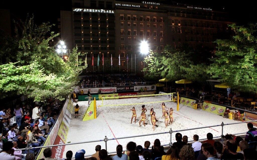 Η πλατεία Συντάγματος μετατράπηκε σε γήπεδο Βeach Volley – Επιστρέφει το Athens Golden Cup