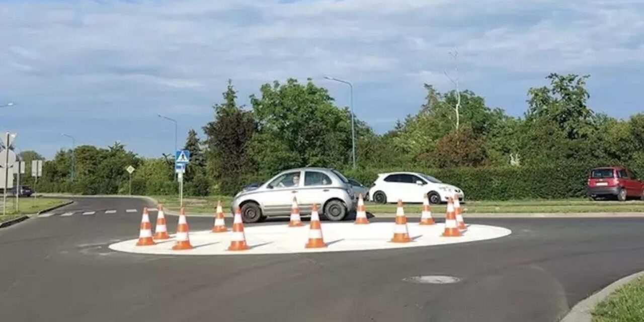 Αυτή είναι η πιο άχρηστη πλατεία του κόσμου – Δείτε γιατί έγινε viral (vid)