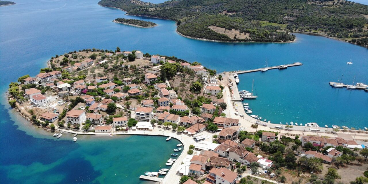 Το μοναδικό κατοικημένο νησί του Κορινθιακού που δεν απέκτησε ποτέ ο Ωνάσης (video)