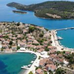 Το μοναδικό κατοικημένο νησί του Κορινθιακού που δεν απέκτησε ποτέ ο Ωνάσης (video)