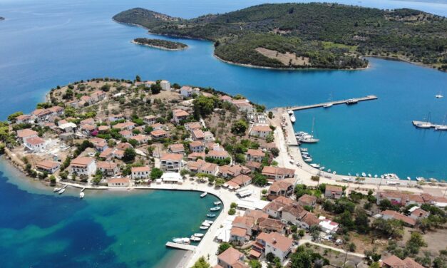 Το μοναδικό κατοικημένο νησί του Κορινθιακού που δεν απέκτησε ποτέ ο Ωνάσης (video)