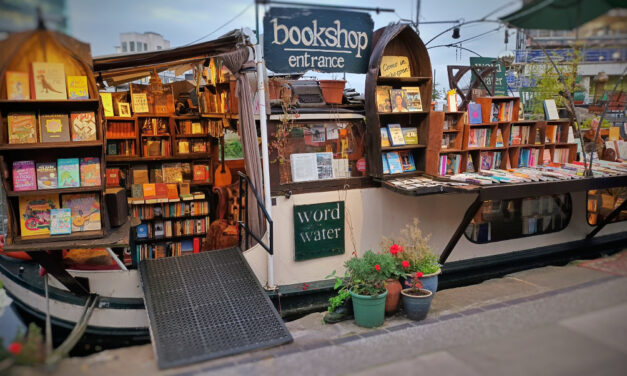 Λονδίνο: Ένα από τα πιο όμορφα βιβλιοπωλεία – Επιπλέει στο νερό