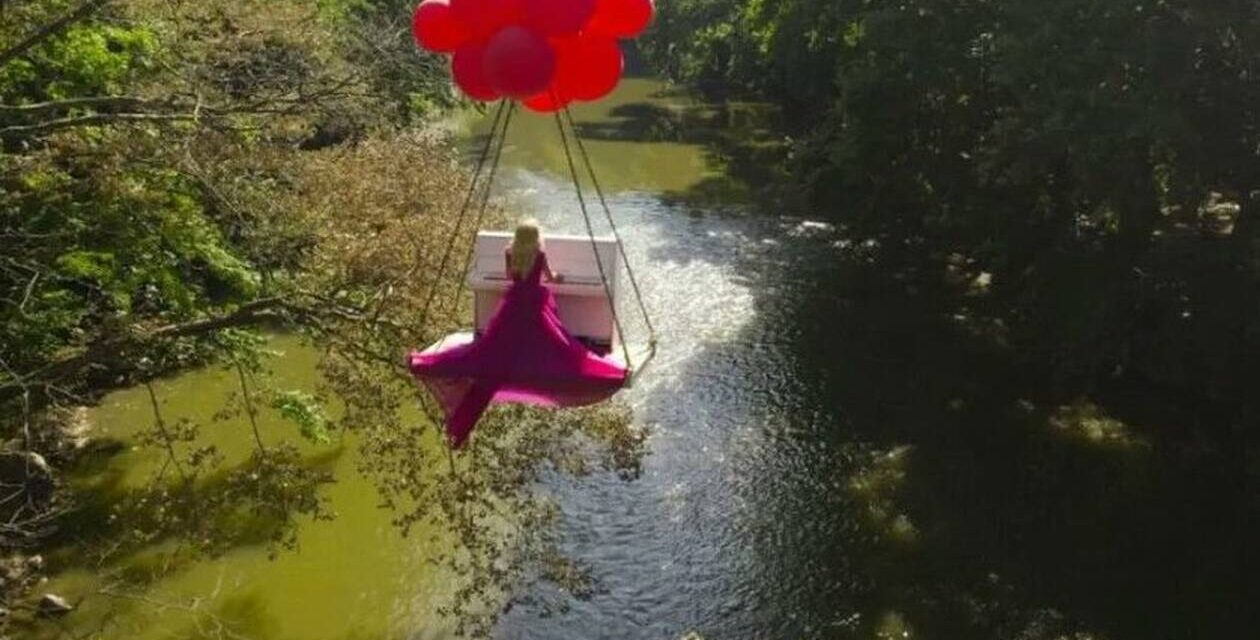 Τέμπη: Πιανίστρια αιωρείται πάνω από την κοιλάδα – Θέαμα που μας ταξιδεύει (vid)