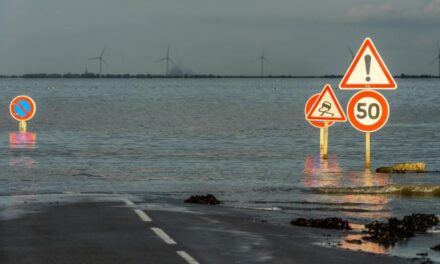 Ο δρόμος που περνά μέσα από τη θάλασσα – Ένα σπάνιο φαινόμενο (vid)