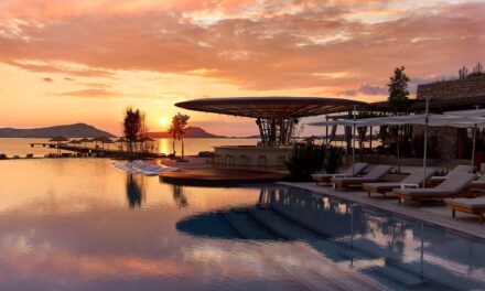 Το W Costa Navarino υποδέχεται τους πρώτους επισκέπτες